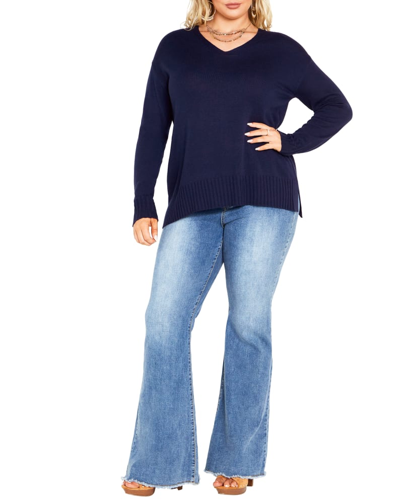 Front of a model wearing a size 14/16 SWEATER CLARE in Indigo by avenue. | dia_product_style_image_id:318112